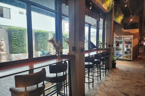 J Place Hotel, Lobby sitting area