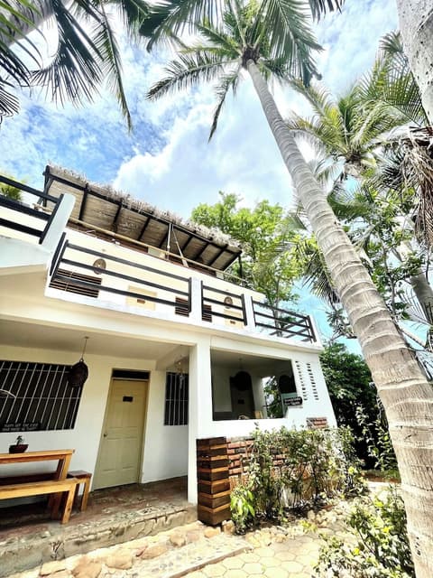 El Eden Escondido, Front of property