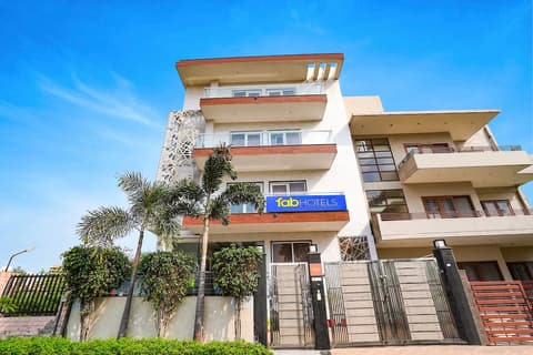 Fabhotel Emoji Stays, Exterior