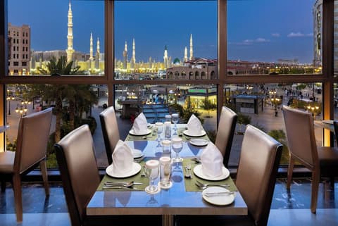 Millennium Taiba Hotel, Restaurant