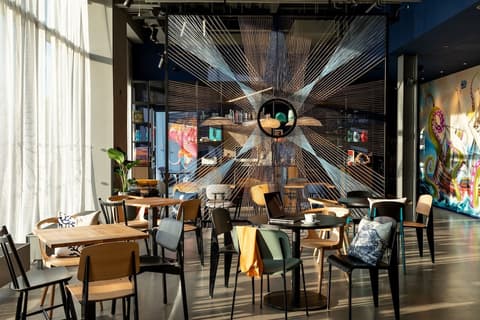 Moxy Plymouth, Lobby lounge