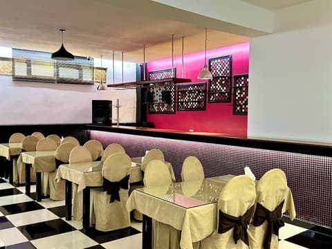 RETRO PALACE, Restaurant