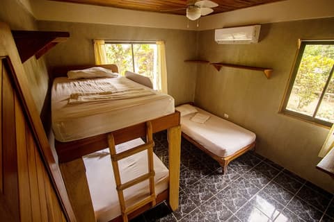 Don Jons Lodge -Surf & Yoga, Room