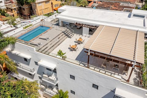 Stay Here Suites, Rooftop pool