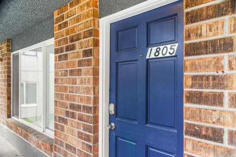 Seattle Cloud 2BR Prime Location, Front of property