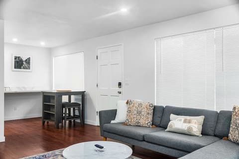 Seattle Cloud 2BR Prime Location, Living area