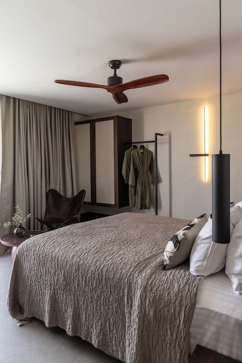 King Jason Zante – Designed for Adults, Room