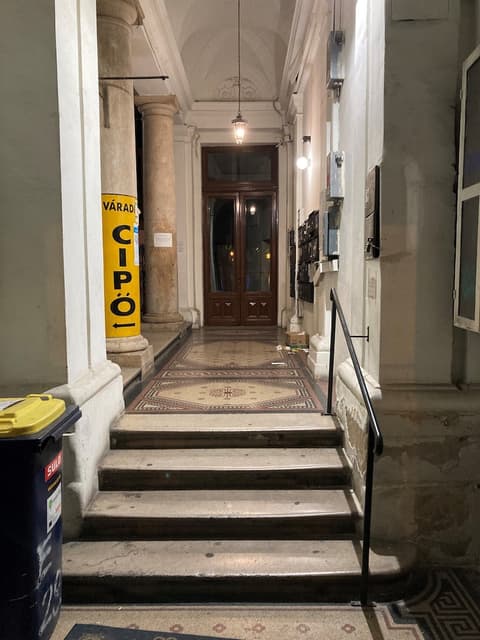 Casa Nora Private Rooms, Interior entrance