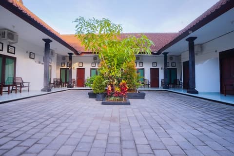 Kos Bulan Bali, Front of property
