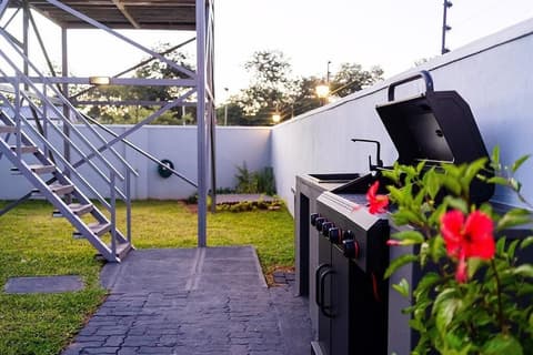 Liam Victoria Falls, Exterior