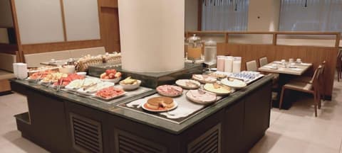 Regency Park Hotel, Breakfast buffet