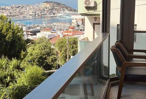 Monalisa, Lobby sitting area