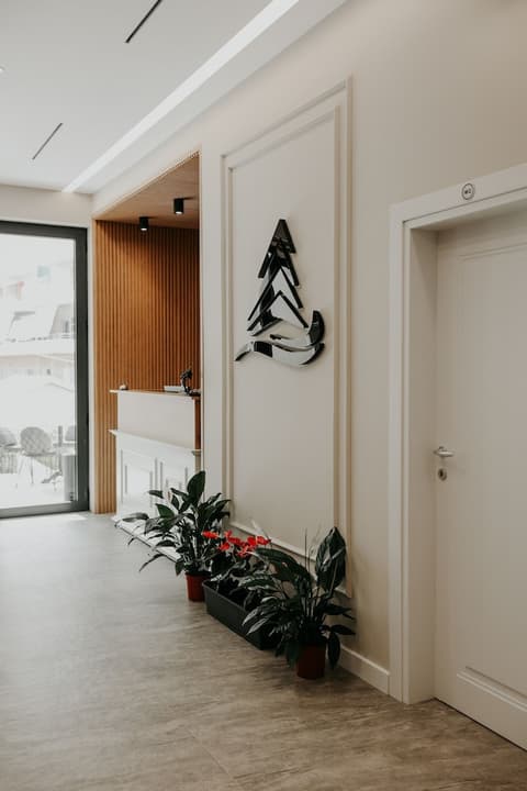 Seaside Hotel, Reception