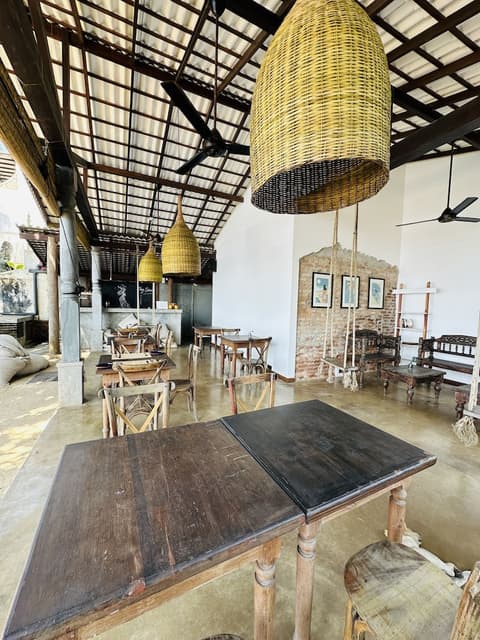 Moi Talpe by DBI, Exterior