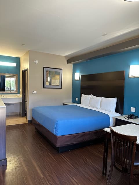 Crystal Palace Inn, Room