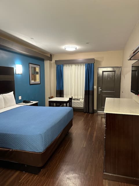 Crystal Palace Inn, Room