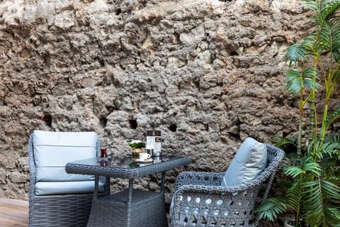 Carina Gold Hotel and Restaurant, Porch