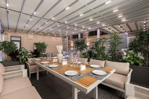 Europe Hotel, Family dining