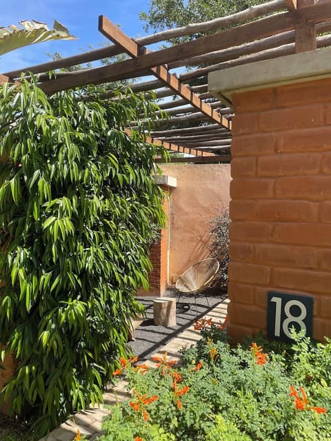 Hôtel BOMA, Exterior