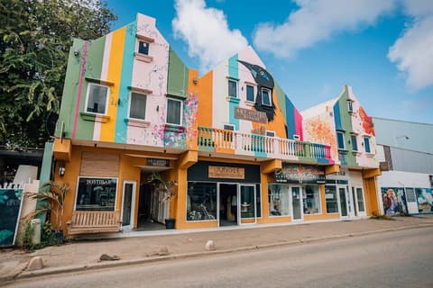 Art Hotel, Front of property