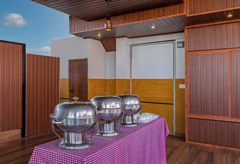 Treebo Vsaffron Regency, Punnamada Lake, Dining