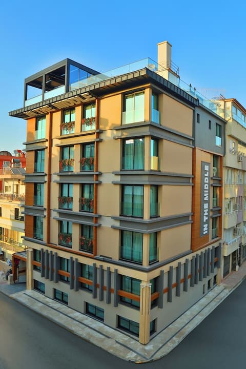 In The Middle Hotel, Exterior