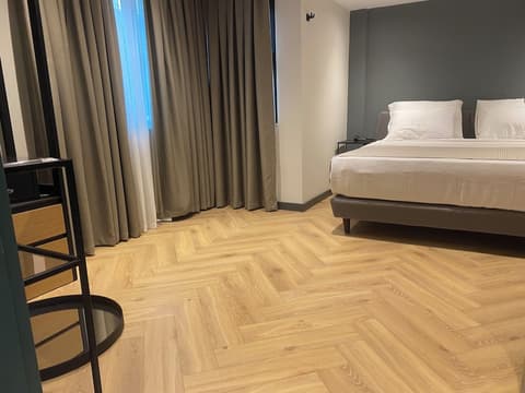 In The Middle Hotel, Room