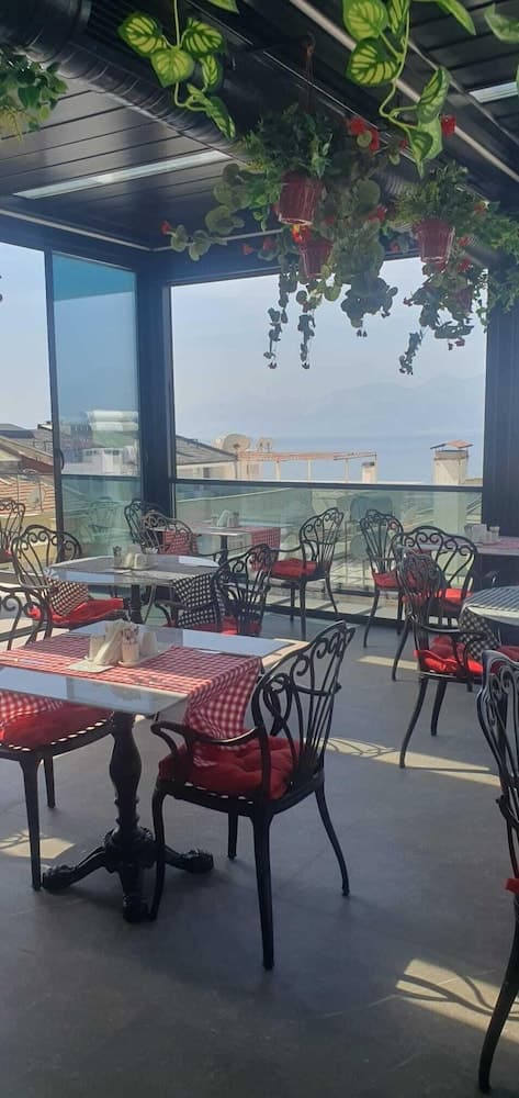 In The Middle Hotel, Breakfast area