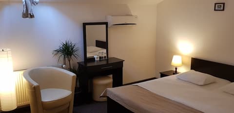 Casa Drumeţului, Room