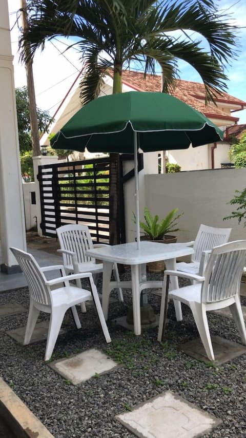 2a Carron Pl, Terrace/patio