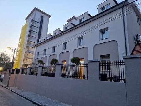 Konak Stella, Front of property