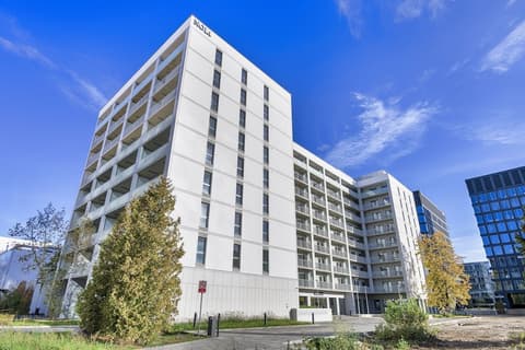 Noli Mokotow, Front of property