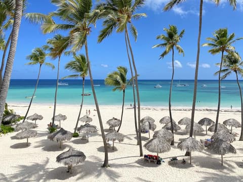 Ducassi Suites Rooftop Pool Beach Club & Spa, 