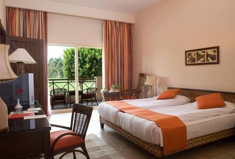 Swiss Inn Pyramids Golf Resort & Swiss Inn Plaza Hotel, 