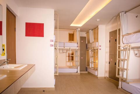 Nomads Party Hostel, 