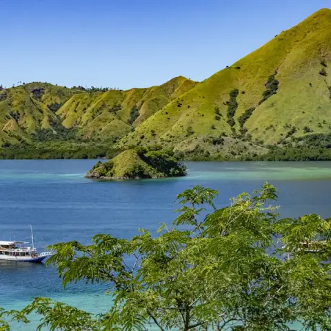 Epic Archipelago Adventure: Sumatra to Flores in 30 Days