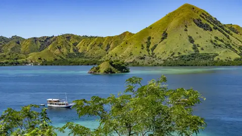 Epic Archipelago Adventure: Sumatra to Flores in 30 Days