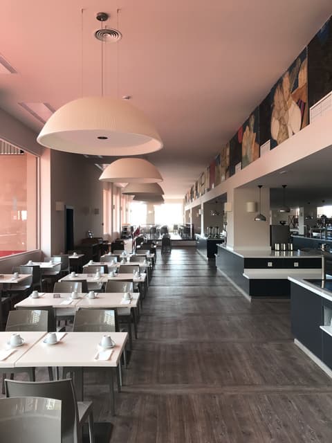 Las Palmeras, Restaurant