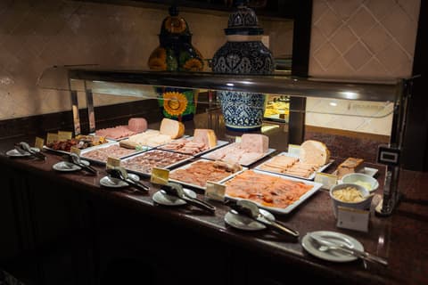 Europe Villa Cortes, Restaurant