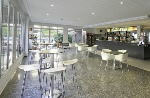 Villa Garbi, Bar