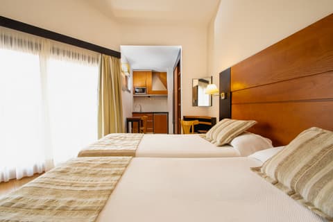 HL Miraflor Suites, Room