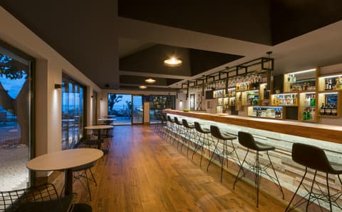 Floria Beach Hotel, Bar