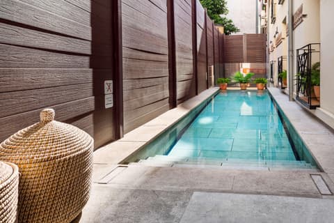 Catalonia Goya, Pool