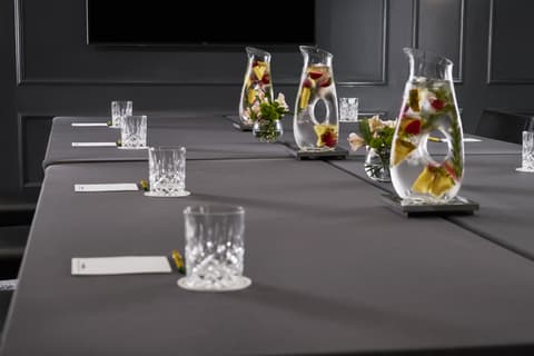 Staypineapple An Iconic Hotel The Loop Chicago, Conferences