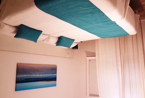 California I&II, Room