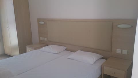 Naxos Sun Studios, Room