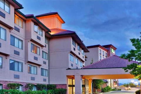 Kanata Kelowna Hotel and Conference Centre, General view