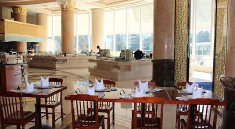 Oriental Riverside Hotel Shanghai, Restaurant