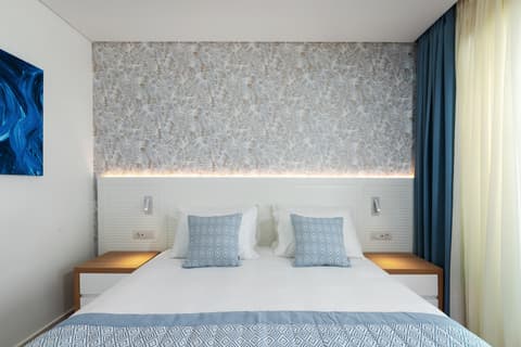 Blue Lagoon Queen, Room