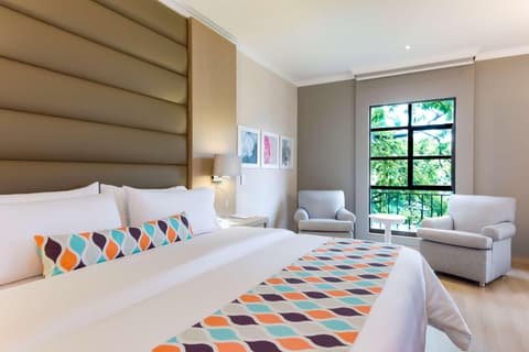 Dann Carlton Medellin, Room